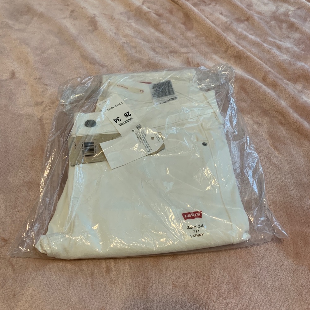NWT Levi’s 711 Skinny White Jeans